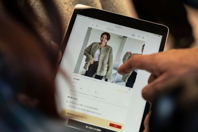 Fear of Immigration Raids Pushes Latino Consumers Toward Online Shopping: Report