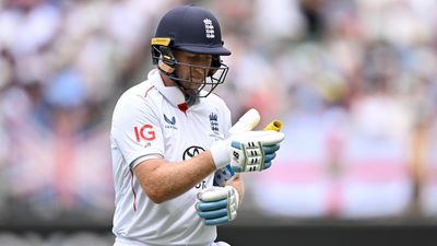 Top Test bat in disbelief after falling to Starc again