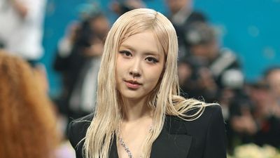 The Chicest Christmas Trees Are Fueled by Nostalgia – I Return to Rosé’s Candy Cane Arrangement for Inspiration Every Year