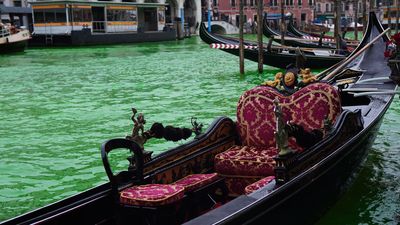 Climate activists dye Venice's Grand Canal green