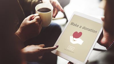 5 Ways To Give Back This Holiday Season Without Spending a Fortune