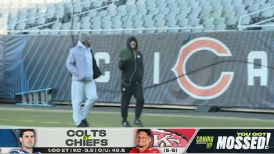 Aaron Rodgers Begins Day in Chicago by Flipping Off Cameras Before Steelers-Bears