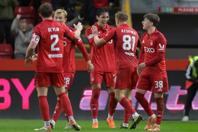 Aberdeen end Hearts’ unbeaten start and dent Premiership title hopes
