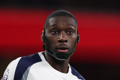 Why is Tottenham’s Randal Kolo Muani wearing a mask?