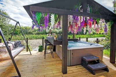 Gen Z want hot tubs and cold plunges on staycations, holiday home giant says