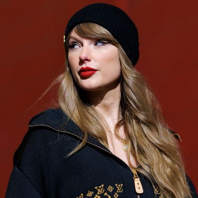 Taylor Swift's Kansas City Chiefs vs. Indianapolis Colts Game Outfit Is Fit for a Low-Key Fan