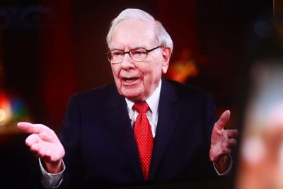 As Wall Street Sounds the Alarm on an AI Bubble, Warren Buffett Is Selling Apple Stock. Should You?