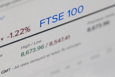 FTSE 100 eases as EU leaders weigh Ukraine deal