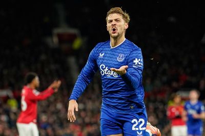 Everton brush off bizarre Gueye red card to beat lethargic Manchester United