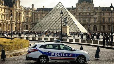 Four more suspects arrested over Louvre jewellery heist, Paris prosecutors say