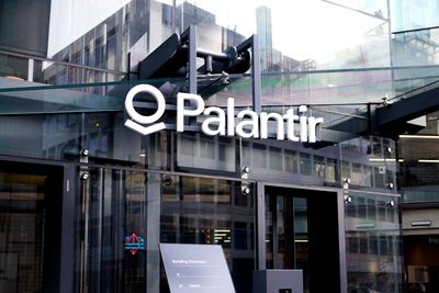 Palantir Stock Sinks 22% From Its Peak. Should You Buy, Sell, or Hold PLTR?