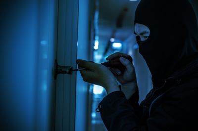 10 New Burglary Tricks Criminals Use—and How to Outsmart Them