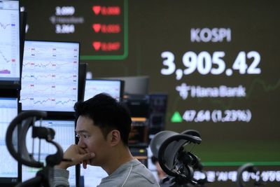 Asian stocks climb after Wall Street rallies on hopes for lower interest rates
