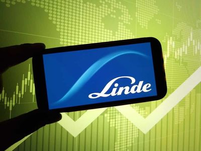 How Is Linde’s Stock Performance Compared to Other Material Stocks?