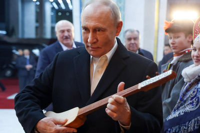 Putin given impromptu music lesson on Kyrgyzstan state visit