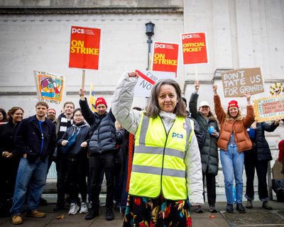 Tate staff hold week-long strike over pay amid reports of workers using food banks
