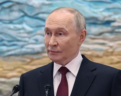 Putin insists Ukraine has to surrender territory for any deal to be possible