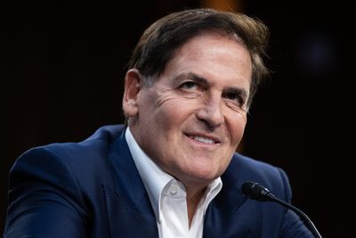 Billionaire Mark Cuban once ran a Ponzi scheme from his dorm room: 'That's how I paid for my junior year of college'