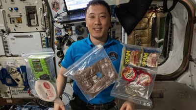 ISS astronaut Jonny Kim floats with his lunch | Space photo of the day for Nov. 27, 2025