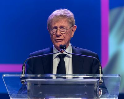 Kerry O’Brien sounds the alarm for Australian media in thunderous Walkleys address