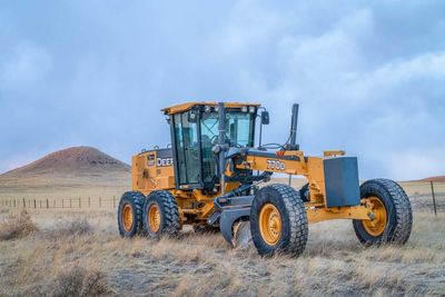 Is Deere Stock Underperforming the Nasdaq?