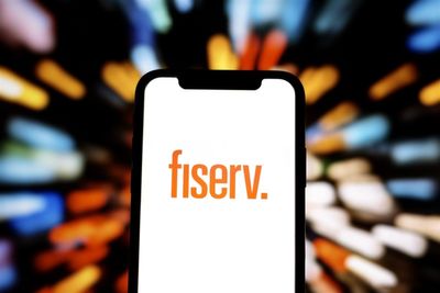 2 Reasons to Load Up on Fiserv, 1 to Stay Away