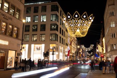 Tourists baulk at ‘insane price’ of London's Black cab Christmas light tours