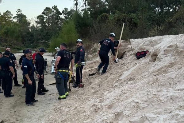Terrifying moment a 12-year-old girl becomes trapped after sand hole collapses during Thanksgiving stroll