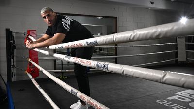 Huni postpones fight after trainer's shock death