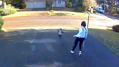 Mom recovering from knee surgery witnesses horror parents dread – but one act of kidness ends the nightmare