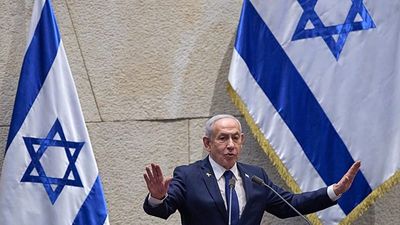 Israel : Netanyahu asks president to grant him pardon from corruption charges