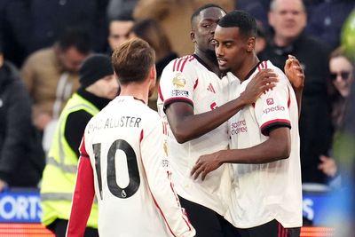 Alexander Isak opens Premier League account as Liverpool win at 10-man West Ham