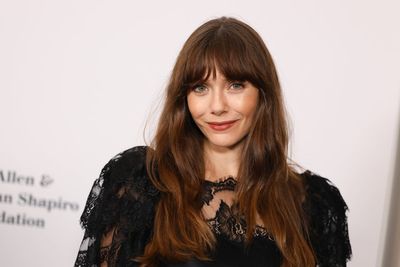 Elizabeth Olsen says childhood with sisters Mary-Kate and Ashley was ‘pretty chaotic’