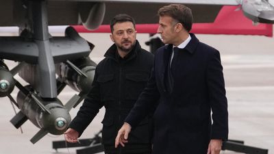 Zelensky heads to France as Ukrainian mission hammers out peace plan with US