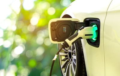 Auto Industry Faces 'EV Winter' Amid Policy Shifts and Supply Chain Woes