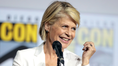 'I Don't Chase Beauty': Linda Hamilton Says No To Hollywood's Youth Obsession, Embraces Becoming Grandmother