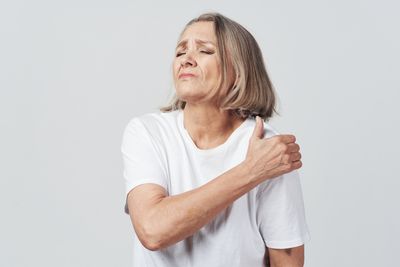 5 Ways to Manage Arthritis Pain Without Heavy Medication