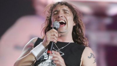 “He wanted it to sound tinny, so he literally put the mic in a tin. That’s the way he would chase ideas”: When Justin Hawkins and The Darkness teamed up with Queen’s eccentric producer, strange things happened with champagne buckets, panpipes and more