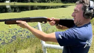 UK man posts holiday photo from Florida and ends up spending the night in a prison cell, all because of what he was holding