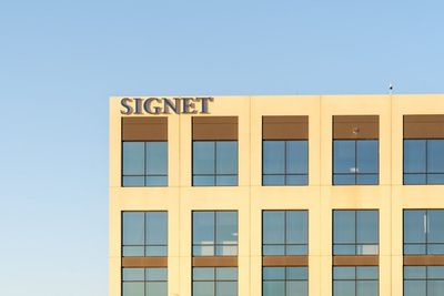 Signet Improves Profits Despite Tariffs And Higher Gold Costs
