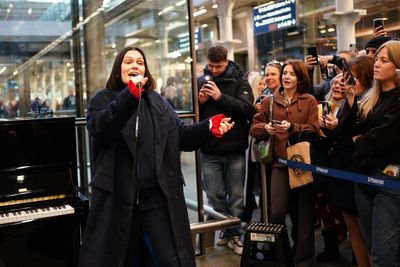Jessie J delights commuters with surprise gig amid health battle