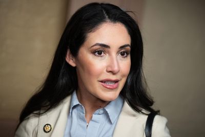 Luna files discharge petition in push to ban member stock trading - Roll Call