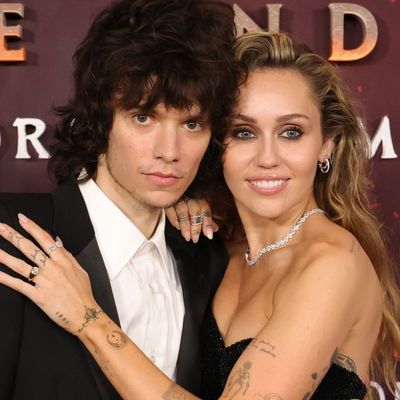 Miley Cyrus's Six-Figure Diamond Engagement Ring Endorses the Bombé Trend
