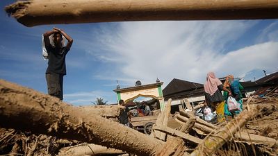 Indonesia flood death toll rises to 702 as search efforts intensify