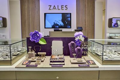 Signet Jewelers Balances Resilient Demand With Cautious Holiday Outlook