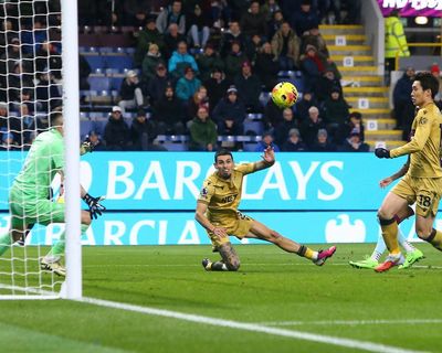 Daniel Muñoz heads Crystal Palace to narrow win at beleaguered Burnley