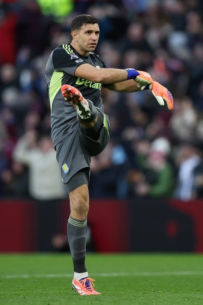 Unai Emery issues Emi Martinez injury update ahead of Arsenal clash