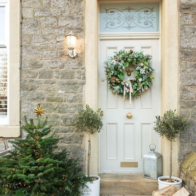 The invisible trick I use to hang a wreath on my wooden front door - I've tried several 'no-nails' tricks, but this is the one I always come back to