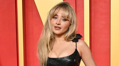 Sabrina Carpenter’s Unorthodox Ornament Wreath Is the Statement Piece That Makes Me Rethink Every Christmas Tree I’ve Ever Known