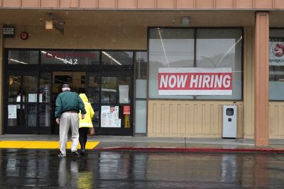 US unemployment claims fall to lowest level since September 2022